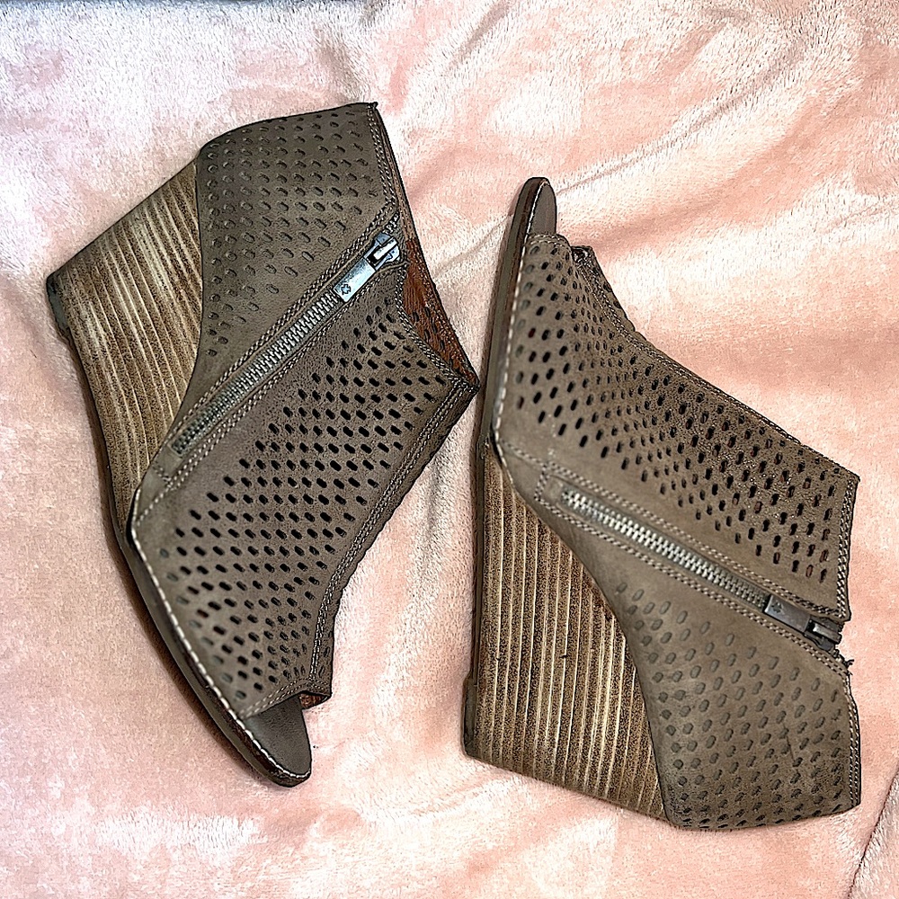Lucky Brand Jazspur Perforated Leather Peep Toe Wedge Ankle Bootie EUC 10M